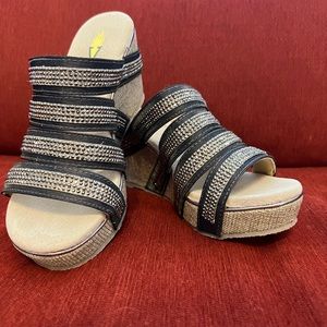 Bluish grey rhinestone wedges
